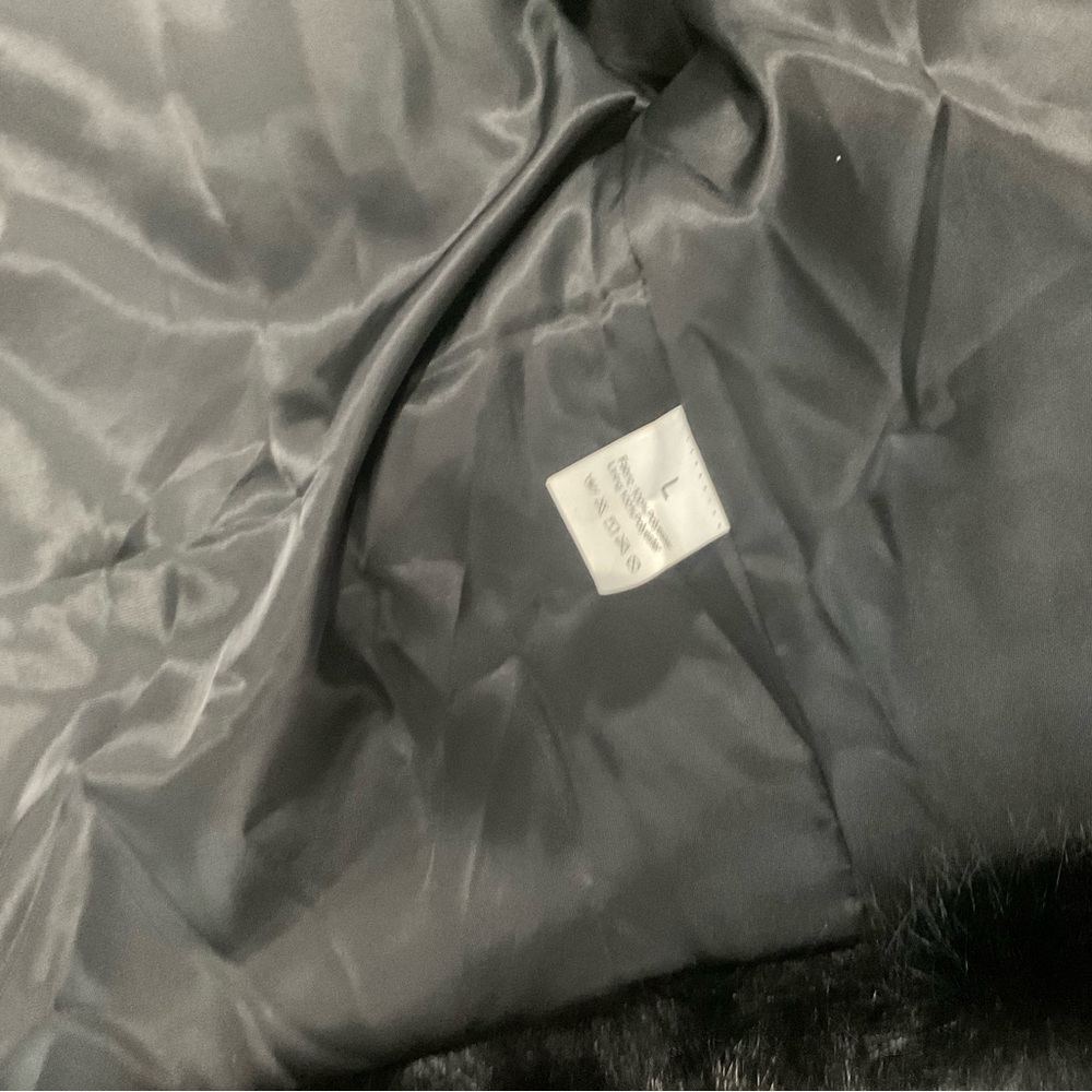 Gorgeous faux black fox fur coat with wide lapel. Size 8-10. - Picture 9 of 11